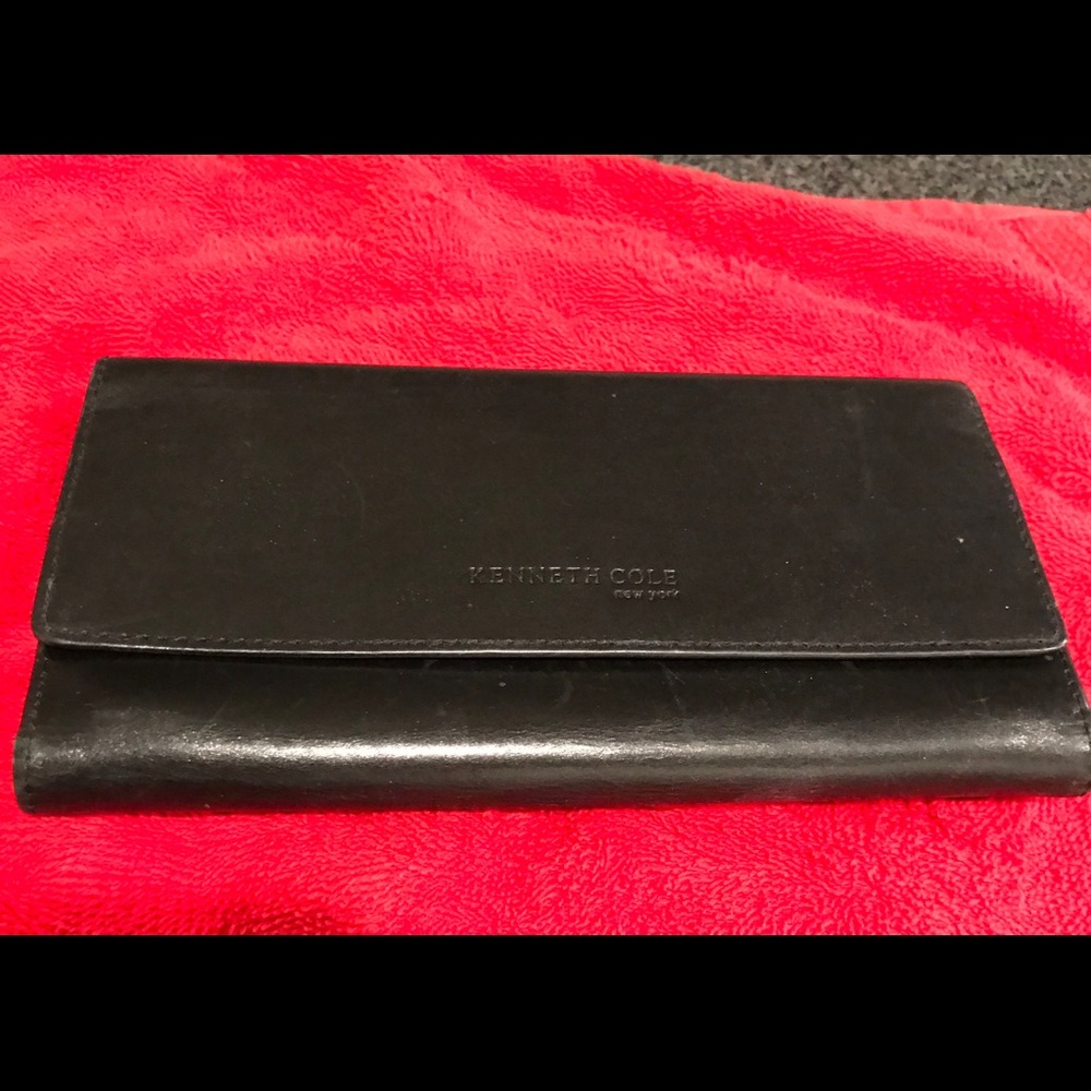KENNETH COLE BLACK LEATHER CLUTCH WALLET